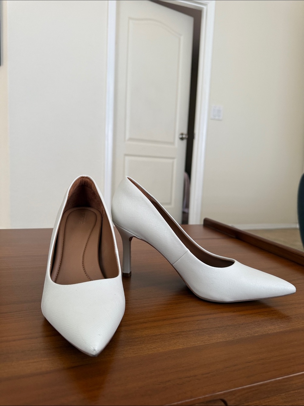 Elegant White Pointed Toe Mid Stiletto Heels